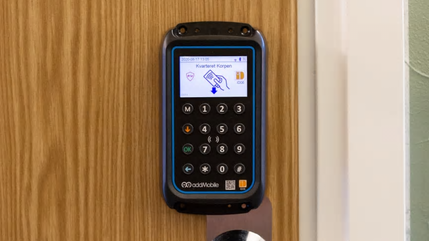 AddMobiles nya PIV-anpassade ID06-kortläsare kommer i två varianter, den mer avancerade har både färgskärm och knappsats.