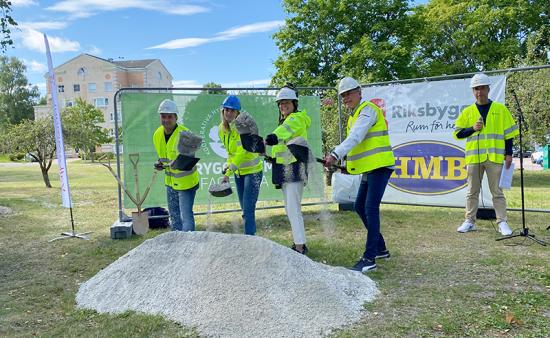 Fr v Marino Wallsten, kommunalråd Fagersta, Elin Hasselgren, avdelningschef HMB, Johanna Frelin, vd på Riksbyggen och Mats Engström, föreningssamordnare, Riksbyggen. Konferencier var Mikael Petterson Sjölund, marknadsområdeschef på Riksbyggen Bostad.