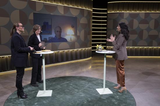 Arkitekten bakom Kasper Salin-pristagaren, Per Ahrbom, på skärm vid prisutdelningen på digitala Arkitekturgalan. I studion Christina Holmberg, Grohe, jurymedlemmen Torun Hammar och moderator Parisa Amiri.