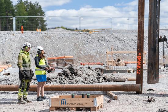 Kommunstyrelsens ordförande Emma Feldman vid pålslaget för kvarter Atlas.