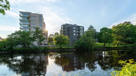 HSB brf &Aring;kanten ligger vackert belägen vid Rönne &Aring; i &Auml;ngelholm.