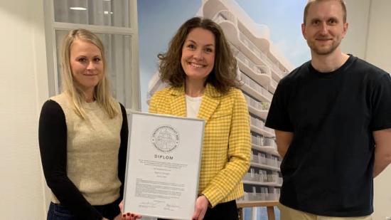 Diplom och ära! Fr v Maria Kjellgren, sälj- och marknadsansvarig, Lena Fakt, projektchef, och Victor Lekander, arkitekt.
