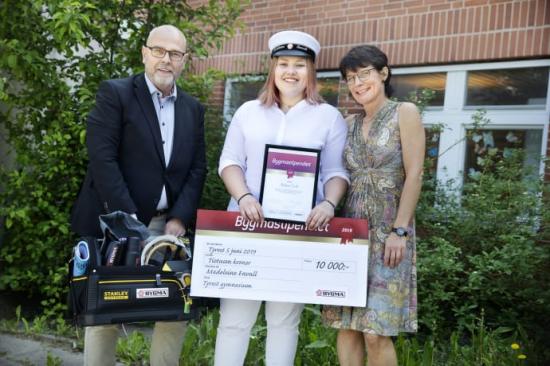 På bilden: Klas Widman (platschef Bygma Tyresö), Madeleine Envall och Lena Beskow (rektor Tyresö gymnasium).