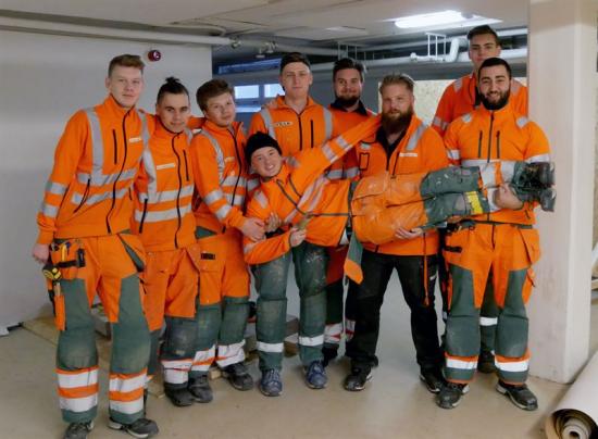 Peabskolans elever på plats. Fr vänster Sebastian Bergqvist, Alexander Töresson, Emil Jerneryd, Oscar Englund (handledare), Hampus Hansson, Fredrik &Ouml;fverberg (lärare och handledare), Fredrik Simonsson och Mustafa Elber. Liggande: Jack Larsson Hallén.