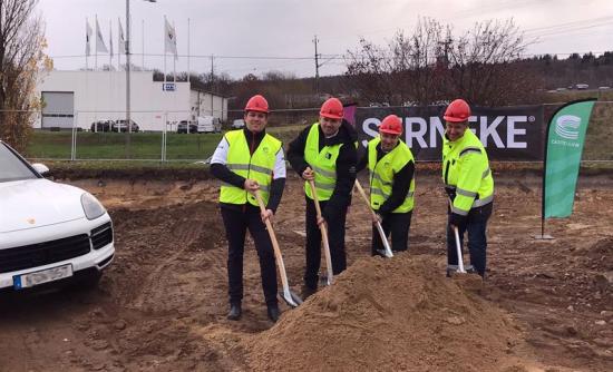 Vid förstaspadtagsceremonin för nya Porsche Center i Jönköping grävde fr. v.: Richard Magnusson, VD Hedin Performance Cars; Raine Wermelin, VD Porsche Sverige; Thomas Bergström, projektutvecklare Castellum samt Per Walfridsson arbetschef Serneke.