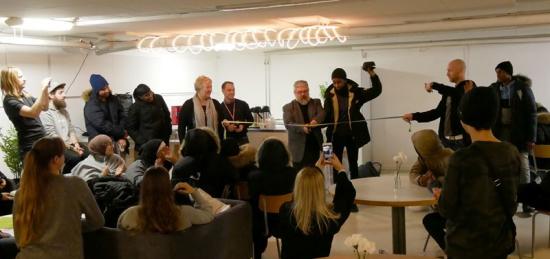 Liselott Bergkvist, regionchef på Peab, Héctor Strello, rektor Svartedalsskolan och Anders Johansson, pedagog på Universeums Ungas kraft klipper bandet till det nya uppehållsrummet.