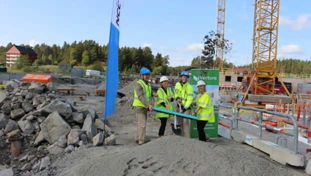 Vectura, Aleris, NCC och representant från Sigtuna kommun tar första spadtaget för trygghets- och äldreboende.