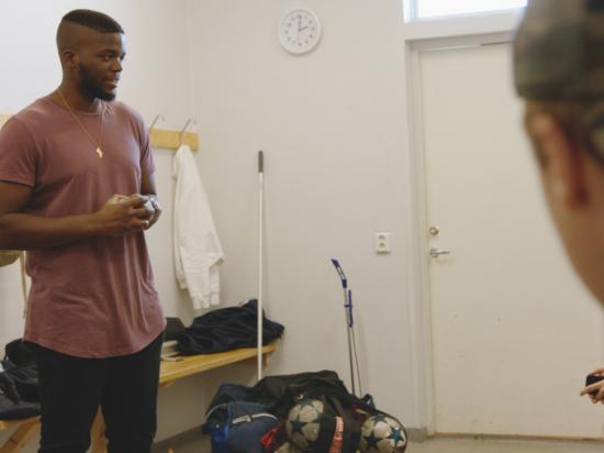 Rogerio Silva från organisationen Locker Room Talk pratade schysta värderingar med killarna i omklädningsrummen innan matcherna. 