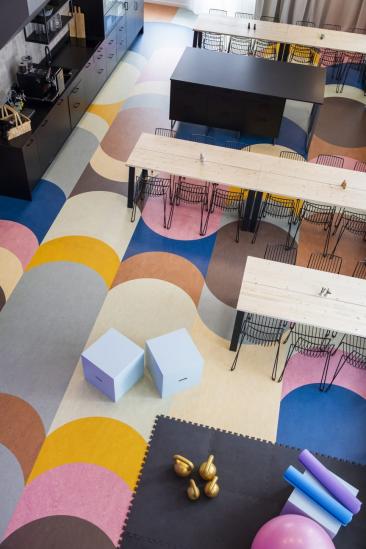 Marmoleum, ett linoleum från Forbo. Ett hållbart och slitstarkt golv som är tillverkat av naturliga, förnybara material. CO2-neutralt. Huvudsakliga råmaterial är linolja, trämjöl från kontrollerade skogar samt jute, ett naturmaterial som linoleumet är fäst på. Innehåller inga ftalater, mjukgöringsmedel eller mineralolja.