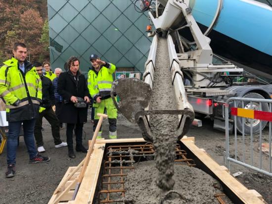 Ingjutning av tidskapsel markerade starten på bygget.