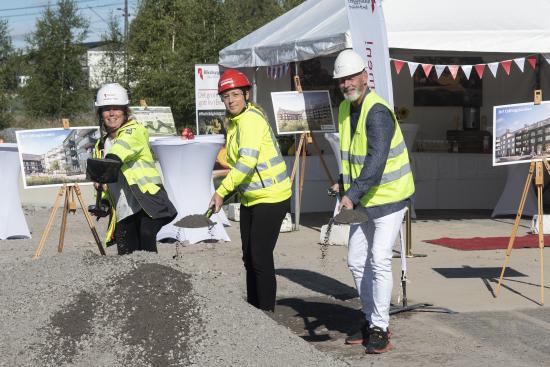 Fr v Johanna Frelin, vd Riksbyggen, Malin Johansson, distriktschef Skanska och Fredrik Kjos (M), kommunstyrelsens ordförande i Upplands-Bro kommun.