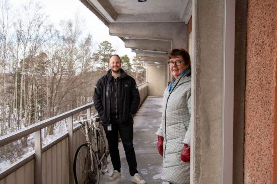 Kim Norén och Ylva Forslund trivs att arbeta med förvaltningen av fastigheterna i Hjulsta. Kim har arbetat här sedan 2014 och Ylva sedan 2013. De har god lokalkännedom och kontakt med boende och människor som är verksamma i området. När det är stök i någon fastighet brukar de bjuda in till trapphusmöte för att lyssna in hyresgästernas oro och svara på frågor.