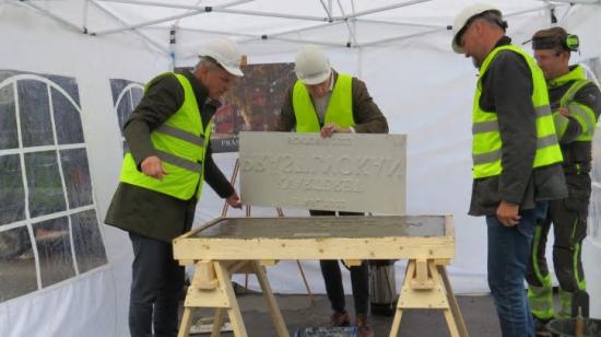 Representanter från Alingsås Kommun, Skara Stift och Tornstaden tillverkade gemensamt en betongplatta med inskriptioner till kvarterets innegård, som en symbolisk invigning för projektets byggstart.