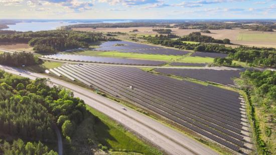 Solcellsparken i Strängnäs är med sina 35 hektar den näst största i landet och invigdes i september 2020.