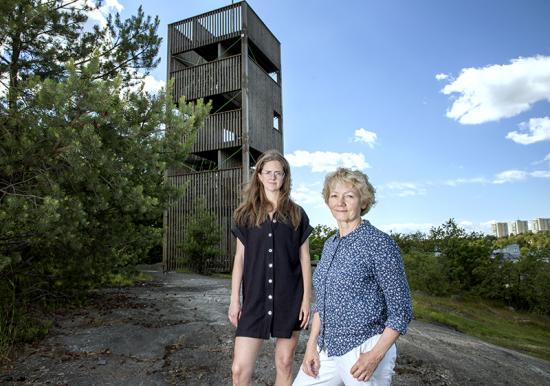 Cirkulär urbanisering med hållbart materialval i fokus. Petra Lindeqvist, Nyréns, tillsammans med Britt Berntsson, Exploateringskontoret, Stockholms stad, båda landskapsarkitekter som är nöjda med hur miljön har kunnat användas för många olika aktiviteter.