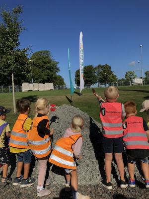 Barnen tar första spadtaget för Kungsbackas nya förskola.