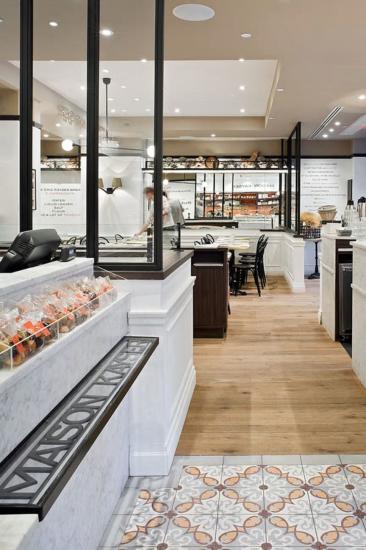 Osmo RAW, ett ljust pigmenterad hårdvaxolja från Welin & Co. Ljusa golv med naturlig ytbehandling är en del av den stora trätrenden. Här ett ekplankgolv i butikslokal, behandlat med Osmo 3044 RAW som är en ljust vit pigmenterad hårdvaxolja. RAW skapar en känsla av nyslipat, obehandlat trä.