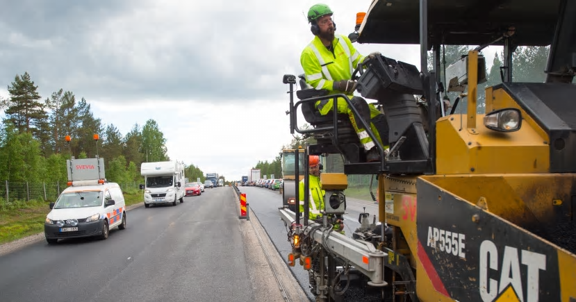 Med väglotsar ökar säkerheten för både trafikanter och vägarbetare.
