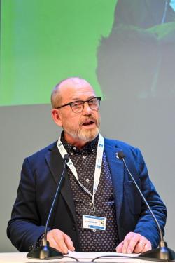 Johan Lindholm håller installationstal.