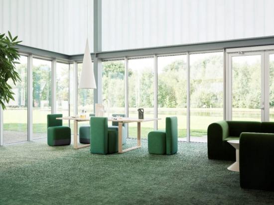 ReForm Transition, ett textilgolv från egecarpets. En ny kollektion textilgolv tillverkat av återbrukat material, som fiskenät som räddats ur havet och industriellt avfall. Golvet får en behaglig akustik genom baksidan som består av material från återvunna PET-flaskor. Transition, här i härlig kulör och designen Fibre, kommer både som plattor, plank och rullvara och finns i många färger och flera mönster.