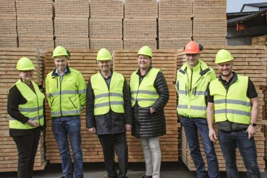 Emma Hult (MP), Krister Edvinsson Platschef Derome Timber Anneberg, Hans Forsberg (M), Eva Borg (S), Gunnar Jakobsson VD Derome Timber, Kristian Andersson Försäljningschef A-Hus.