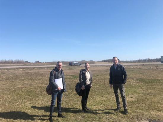På Samsets ängar möts Tobias Lorentzon, affärsutvecklingschef Götenehus tillsammans med Reine Johansson, vd HSB Göta och Andreas Gustafsson, vd Götenehus.