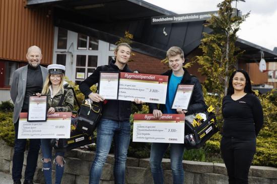 På bilden från vänster: Stefan Säll (rektor), Petronella Hjelmstedt, Lucas Ramn, David Bergström och Jessica Villaroel (butikschef, Bygma Spånga).