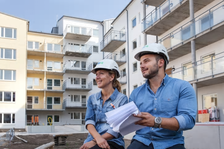 Jannice Engman, projektledare och Josef Sheik-khalil, biträdande projektledare, båda från MKB Fastighets AB, på gården i kvarteret Munin i Hyllie.
