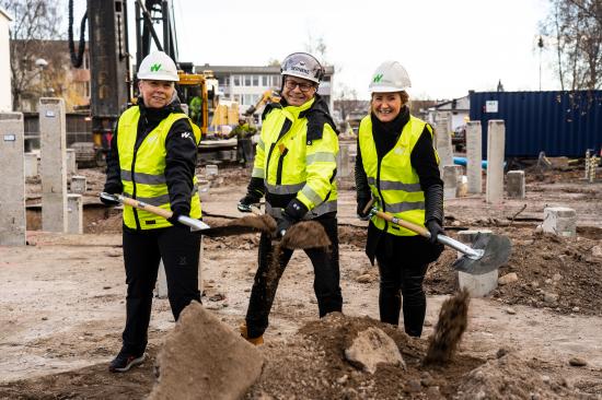 Från vänster: Charlotte Björklund, förvaltare på Willhem, Magnus Grude, arbetschef på Serneke och Barbora Danese Pohorela, projektchef på Willhem.