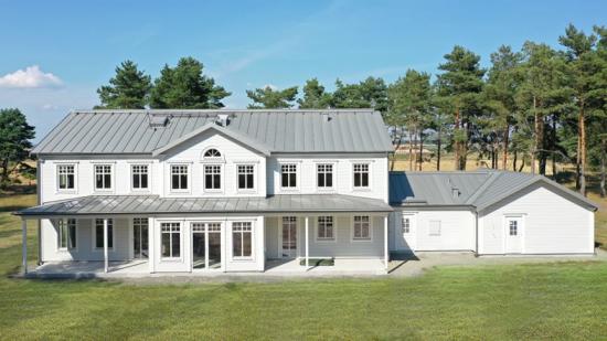 Bandtäckt tak med DuraFrost Aluminium och kulören Grå Aluminium 046 på en charmig villa i Skåne.