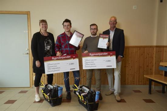 På bilden: Annelie Hjelm (rektor Sundsvalls gymnasium), Elliott Asklöf Jakobsson, William Engström och Peter Björs (säljchef Bygma Sundsvall).