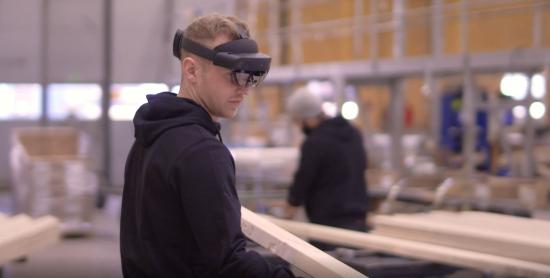 Tony Ringqvist är en av operatörerna som testat att använda AR-glasögon vid montering av takstolar.