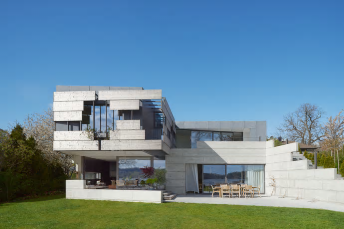 Omdiskuterad villa i Stockholms skärgård. &Auml;r det bra med annorlunda utstickande arkitektur eller ska arkitekturen smälta in mer?