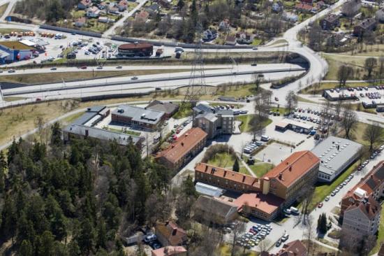 Skolfastigheterna Svarven 4 (till höger) och Svarven 5 (till vänster) i Sollentuna, Stockholm.