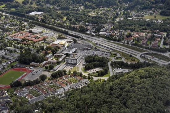 Den lediga tomten ligger till vänster i bild, höger om idrottsplatsen och parkeringen.