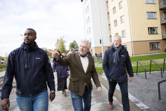 Bostadsministern Peter Eriksson visas runt på Nordanby &Auml;ng av Samir Mohamed och Thomas Rhen från Bostads AB Mimer.