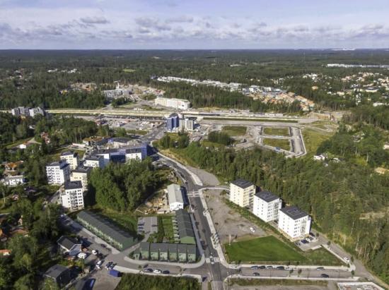 Flygvy över Brf Vintertrianglen, som syns längst ner i bild (bilden är ett kollage).