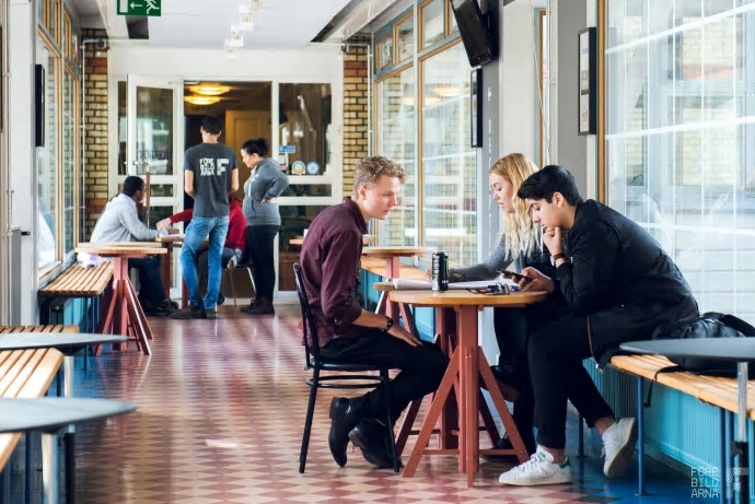 I år erbjuder Stena Fastigheter en ny typ av sommarjobb, förändringsagent. Sommarjobbet innebär att utveckla ett innovativt förslag på en digital lösning som ska öka tryggheten eller skapa en meningsfull fritid för hyresgästerna.