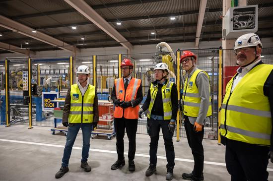 Lars Jonson, VD BoKlok, Andreas Carlson, infrastruktur- och bostadsminister, Magdalena Andersson, produktionschef, Niclas Bagler, landschef Boklok Sverige samt Robert Gurbin, fabrikschef.