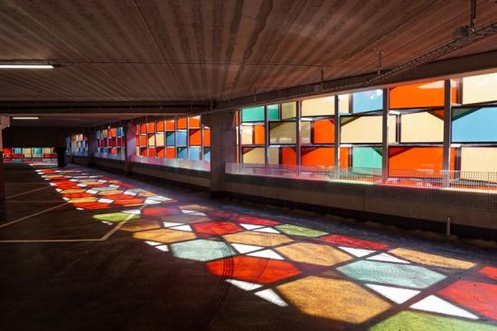 Den 1 oktober står Wallenstams färgglada garage med 1 500 solcellsmoduler i fasaden i Mölnlycke Fabriker redo att tas i bruk.