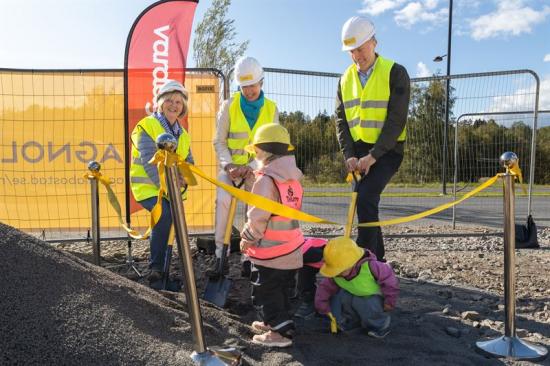 Spadtag Magnolia Bostad. Ewa Lundqvist, regionchef för norra Stockholm på Vardaga, Monica Kjellman, ordförande i vård-och omsorgsnämnden på &Ouml;steråkers kommun, Fredrik Lidjan, VD Magnolia Bostad och tre barn från förskolan Växthuset.