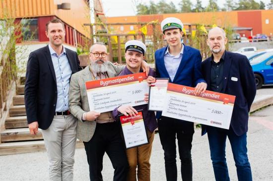 På bilden: Daniel Lundmark (platschef, Bygma Spånga), Mattias Berg (förstelärare), Nisse Lindgren Malmsköld, Markus Peterzén och Stefan Säll (rektor). \