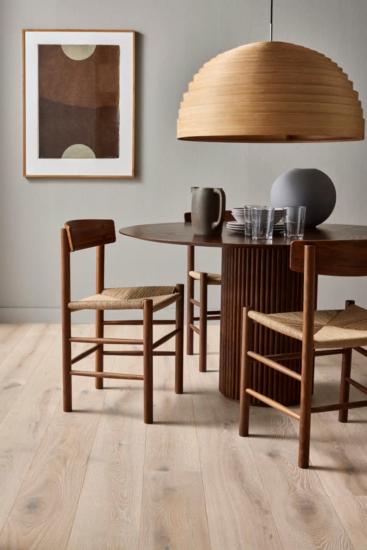 Heritage Ek, ett trägolv från Tarkett. Ljusa naturliga trägolv kan vi inte få nog av och detta ekplanksgolv ligger helt rätt i tiden. Heritage Ek Lime Stone är ett elegant och hållbart golv med en alldeles egen karaktär genom de kvistmärken och variationer som finns naturligt i träråvaran.