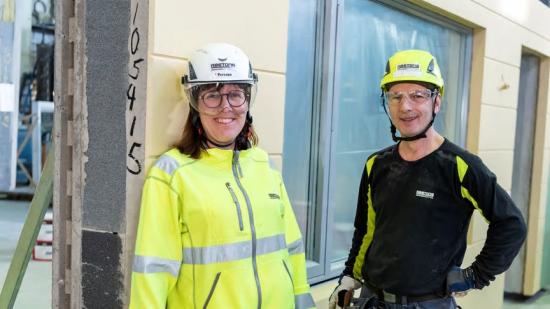 Ing-Marie Persson, fabrikschef i Falkenberg, och Metush Lika.