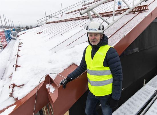 Patrik Fäldt, VD Isakssons Rostfria på ett av de fem taken som trots vinter kläs med GreeenCoat.