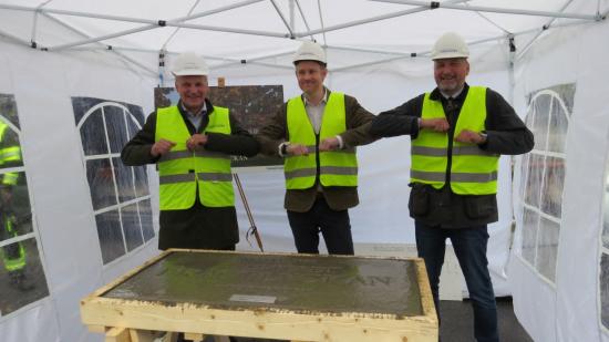 Jan Edlund, koncernchef Tornstaden, Karl-Johan Karlsson (C), ordförande i Samhällsbyggnadsnämnden i Alingsås Kommun och Gert Adolfsson, chef för gendomsavdelningen i Skara stift.