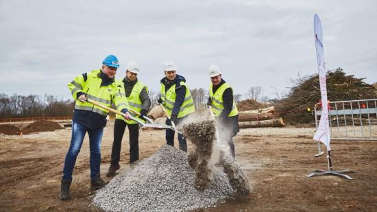 Fr v Thomas Ellkvist, vd MVB, Brian Hansen, ordförande byggande styrelse, Peter Danielsson, kommunstyrelsens ordförande och Mårten Lilja, vice vd på Riksbyggen.