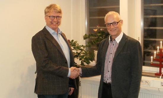 Bild: Fredrik Henriksson, ägare till Bröderna Henrikssons Stenhuggeri AB och Michael Ekberg, regionchef, Riksbyggen Bostad Väst.